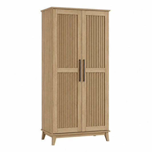 Armario de madera con puertas de listones y tiradores de metal